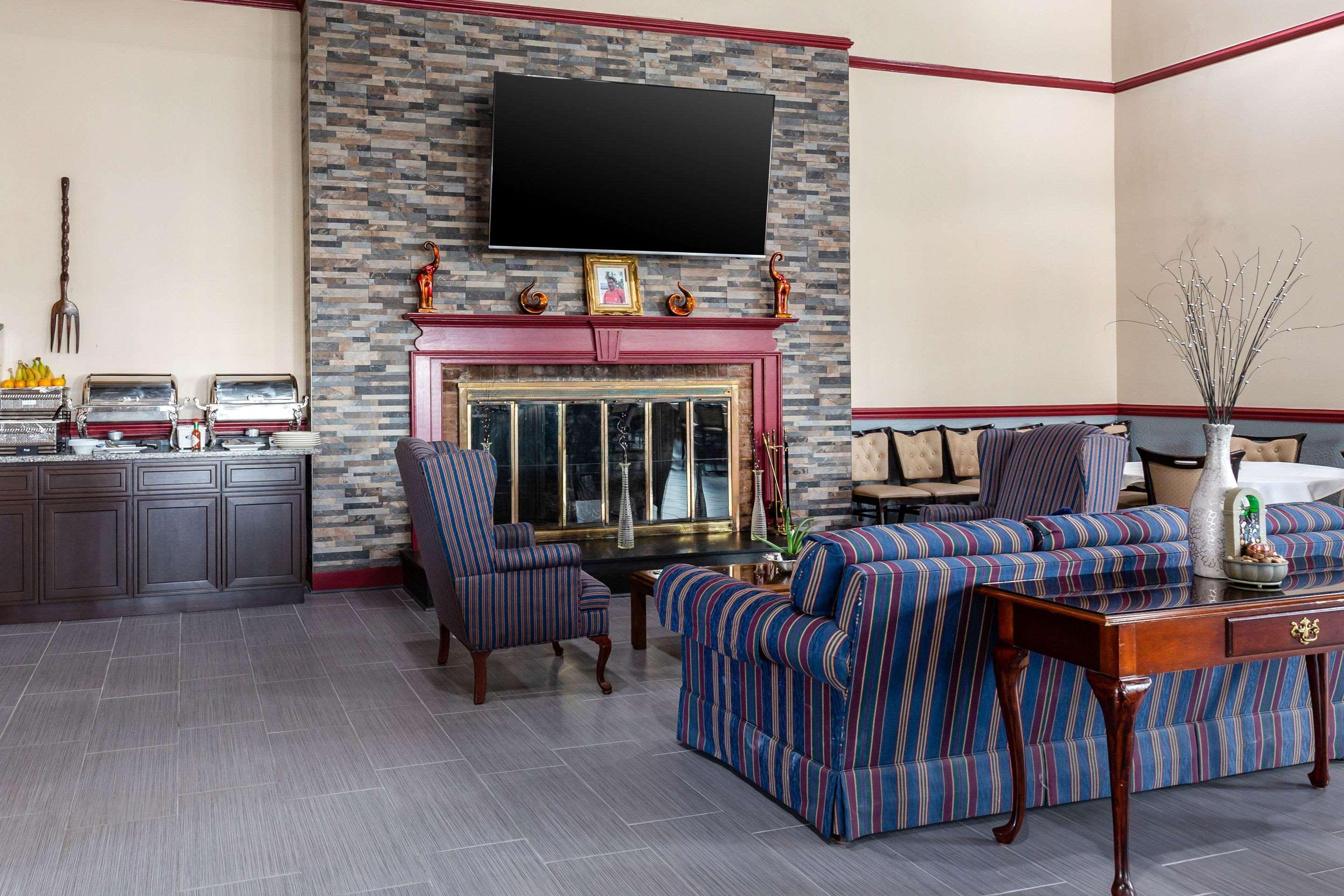 Clarion Falls Church-arlington 2*